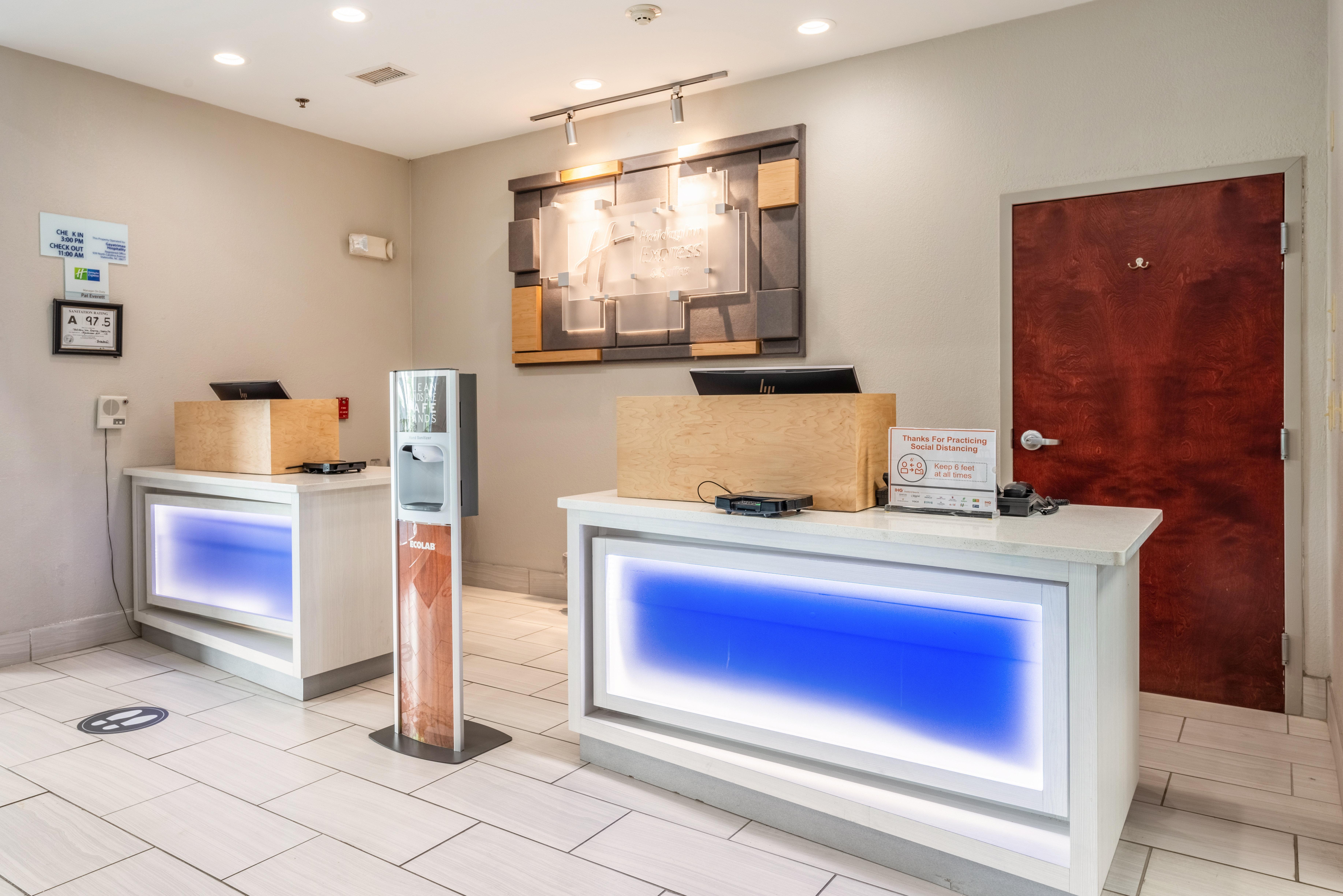 Holiday Inn Express & Suites Statesville Bagian luar foto